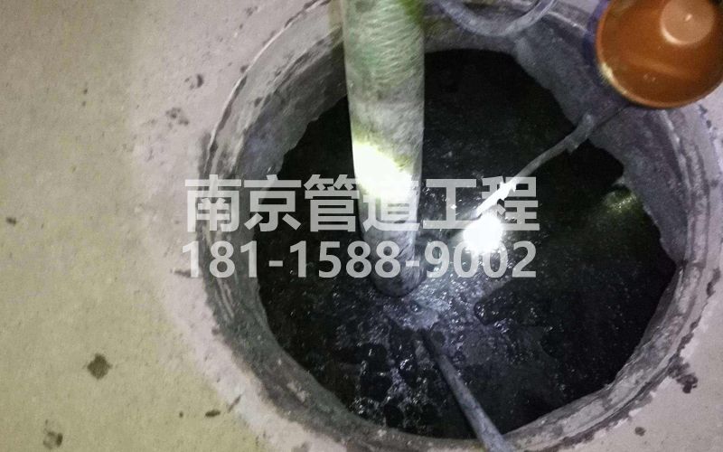 216鲁迅园清理化粪池
