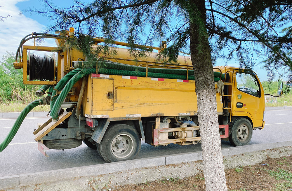 283鲁迅园清洗抽粪车